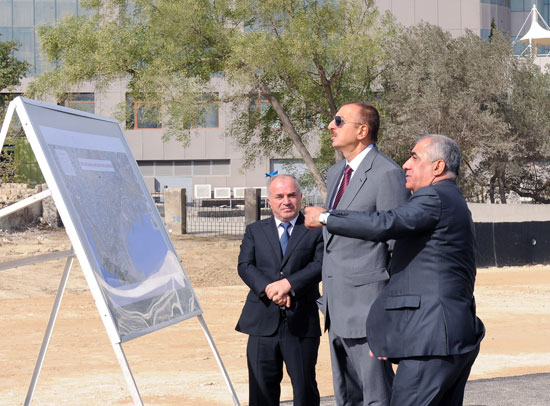 İlham Əliyev Bakı-Ələt avtomobil yolunun 2-4-cü kilometrliyində həyata keçirilən inşaat işlərinin gedişi ilə tanış olub(FOTO)